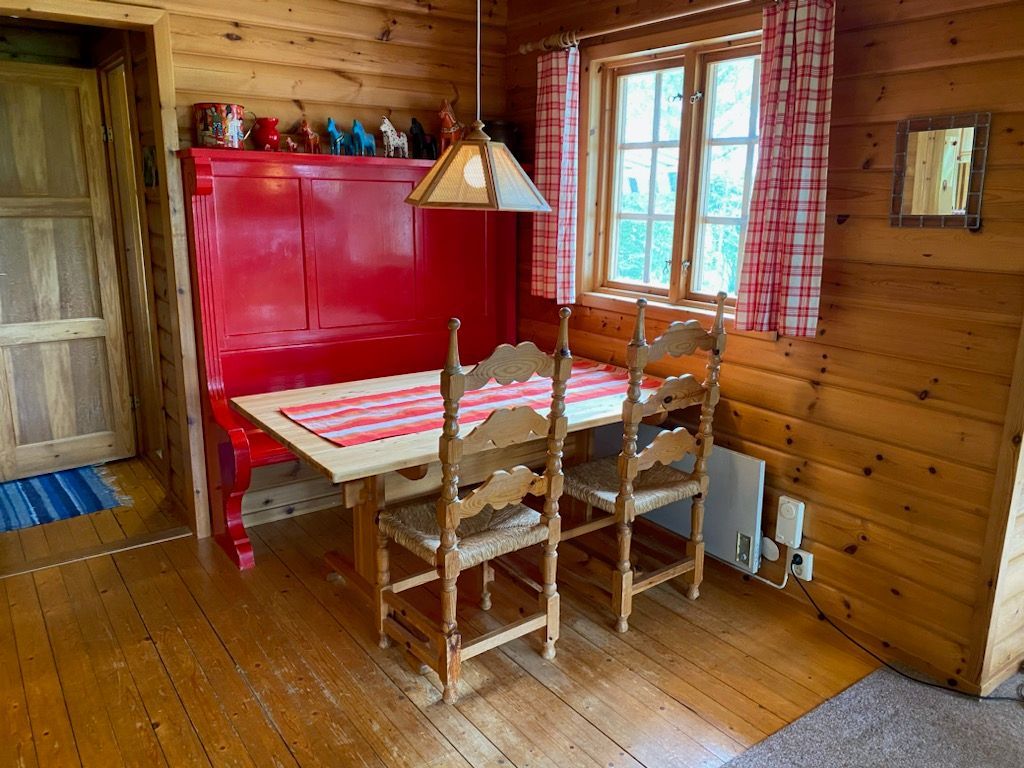 Mysig stuga vid sjö – bild 5 av 10