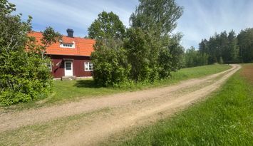 Mysig avskild stuga med fanstastisk sjöutsikt