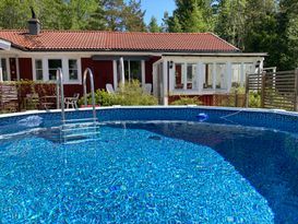 Bekvämt hus med pool i Södra Roslagen