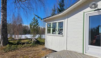 Gammal sommarstuga vid Alsensjöns strand