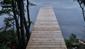 Nybyggd sjönära stuga med egen brygga.