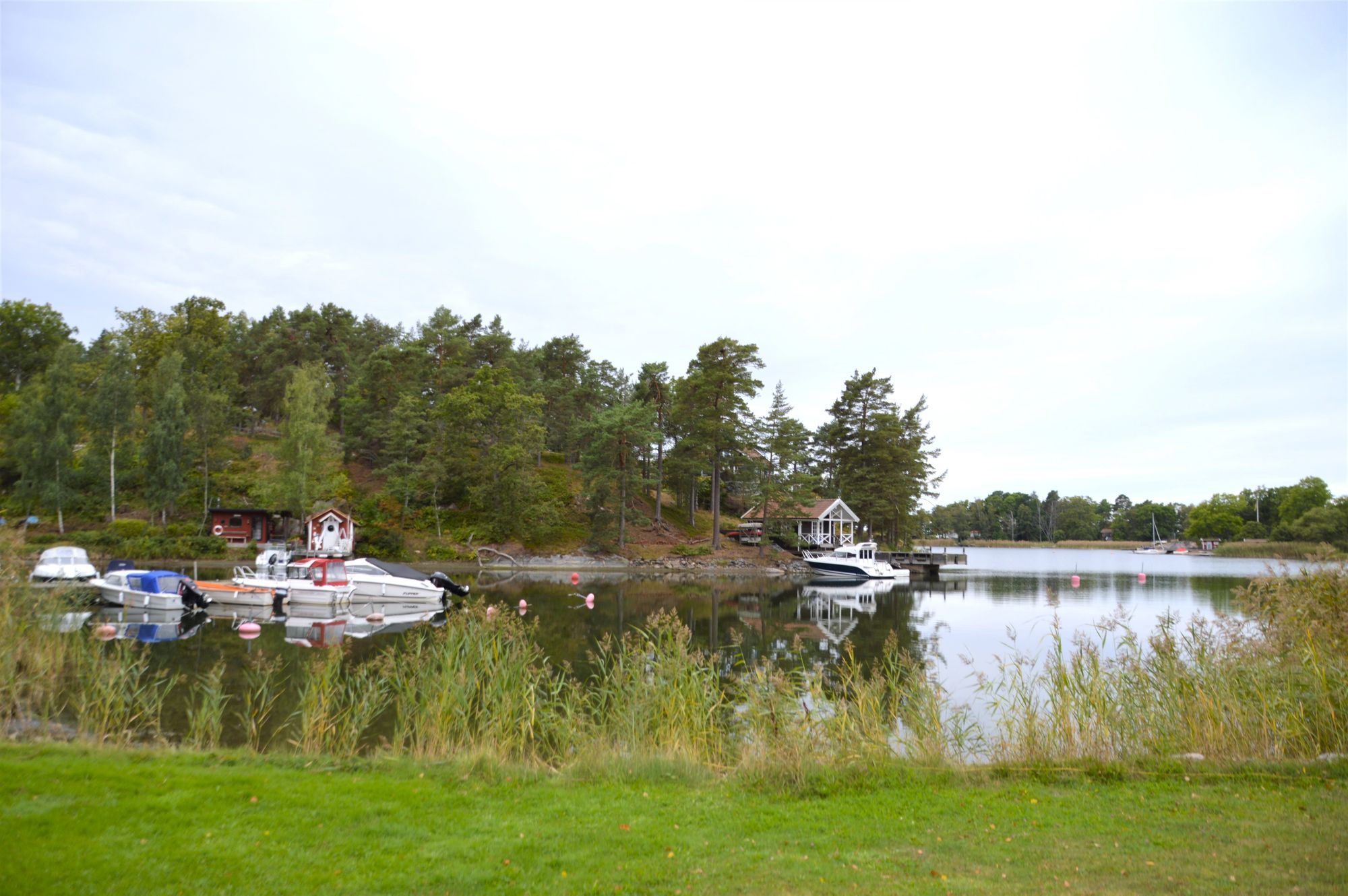 Tynningö Marsviken. Sjöställe med privat brygga – bild 8 av 24
