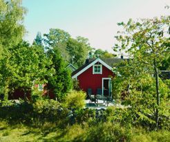 Mysig stuga uthyres precis intill havet