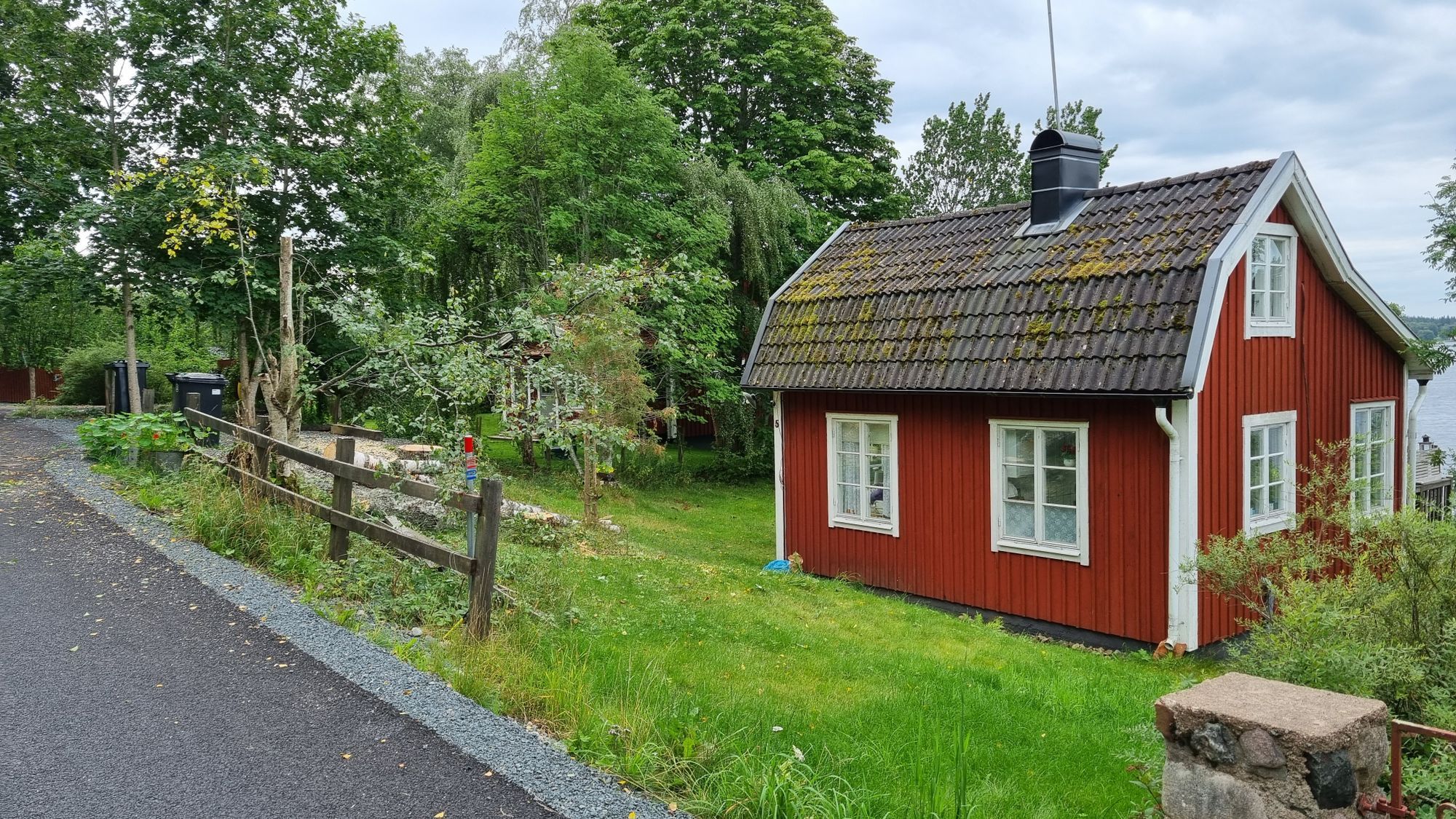 Mysig stuga med sjötomt på småländska höglandet – bild 8 av 24