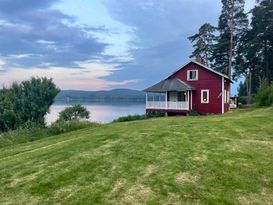 Stuga med fantastisk sjötomt - strandtomt med båt