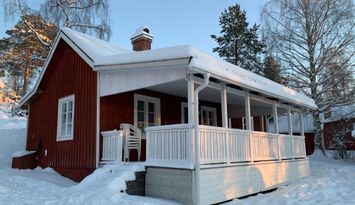 Nyrustad stuga på Järvsös solsida