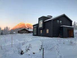 Arkitektritat fjällhus i Funäsdalen (Röstberget)