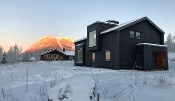 Arkitektritat fjällhus i Funäsdalen (Röstberget)