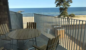 Lyxigt boende med havsutsikt vid fin sandstrand.