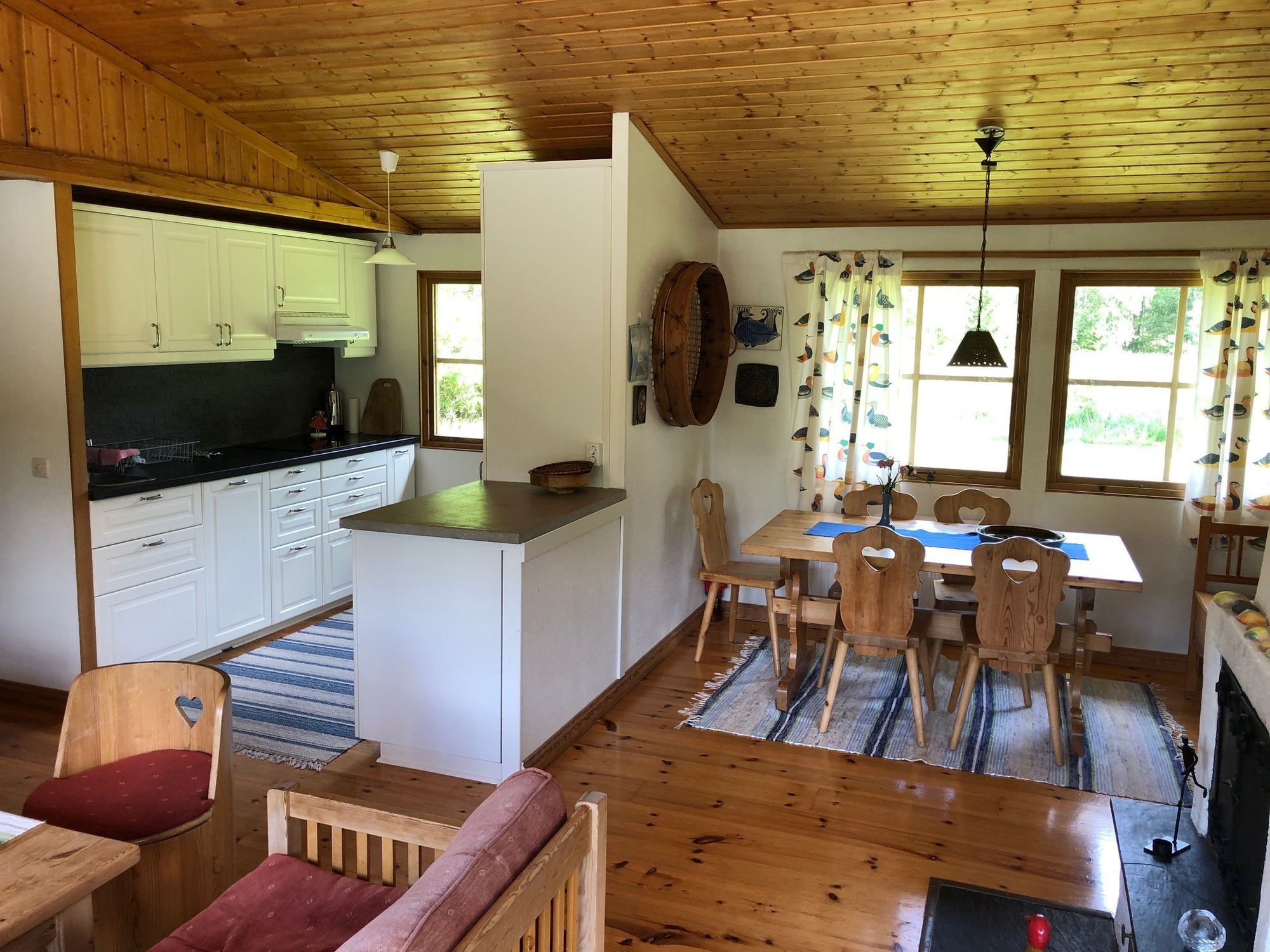 Sommarstuga mitt på Gräsös östra sida – bild 4 av 8