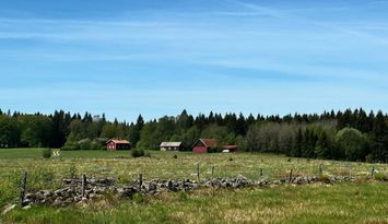 Lantligt belägen gård från sekelskiftet