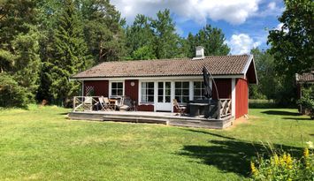 Sommarstuga mitt på Gräsös östra sida