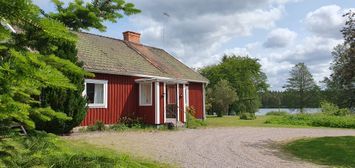 Charming lakefront holiday cottage in the countrys