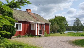 Sjönära semesterhus i lantlig miljö
