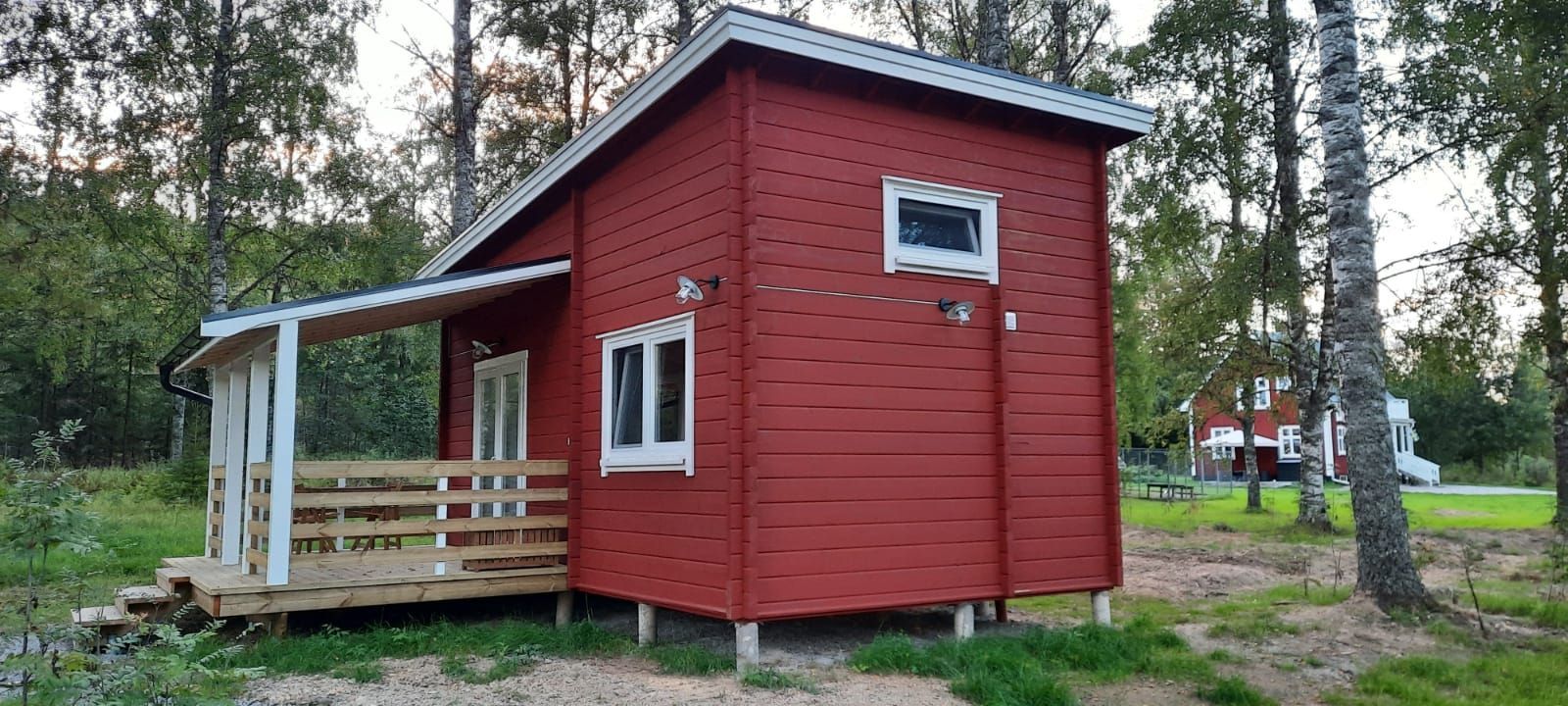 Bekvämt trähus vid skogsbrynet – bild 2 av 24