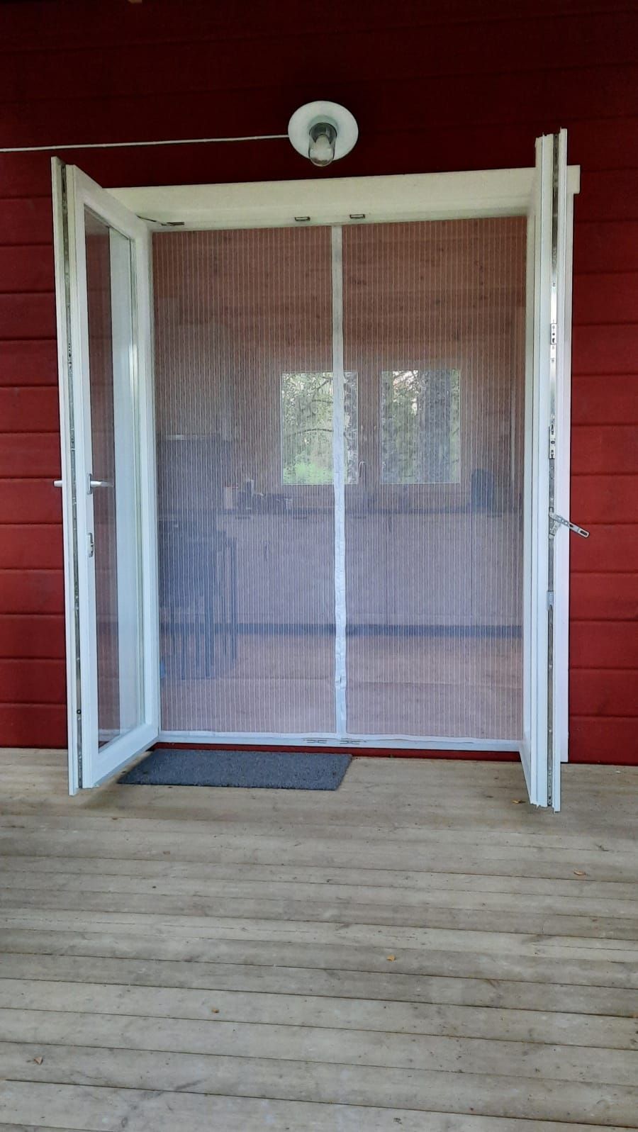 Bekvämt trähus vid skogsbrynet – bild 4 av 24