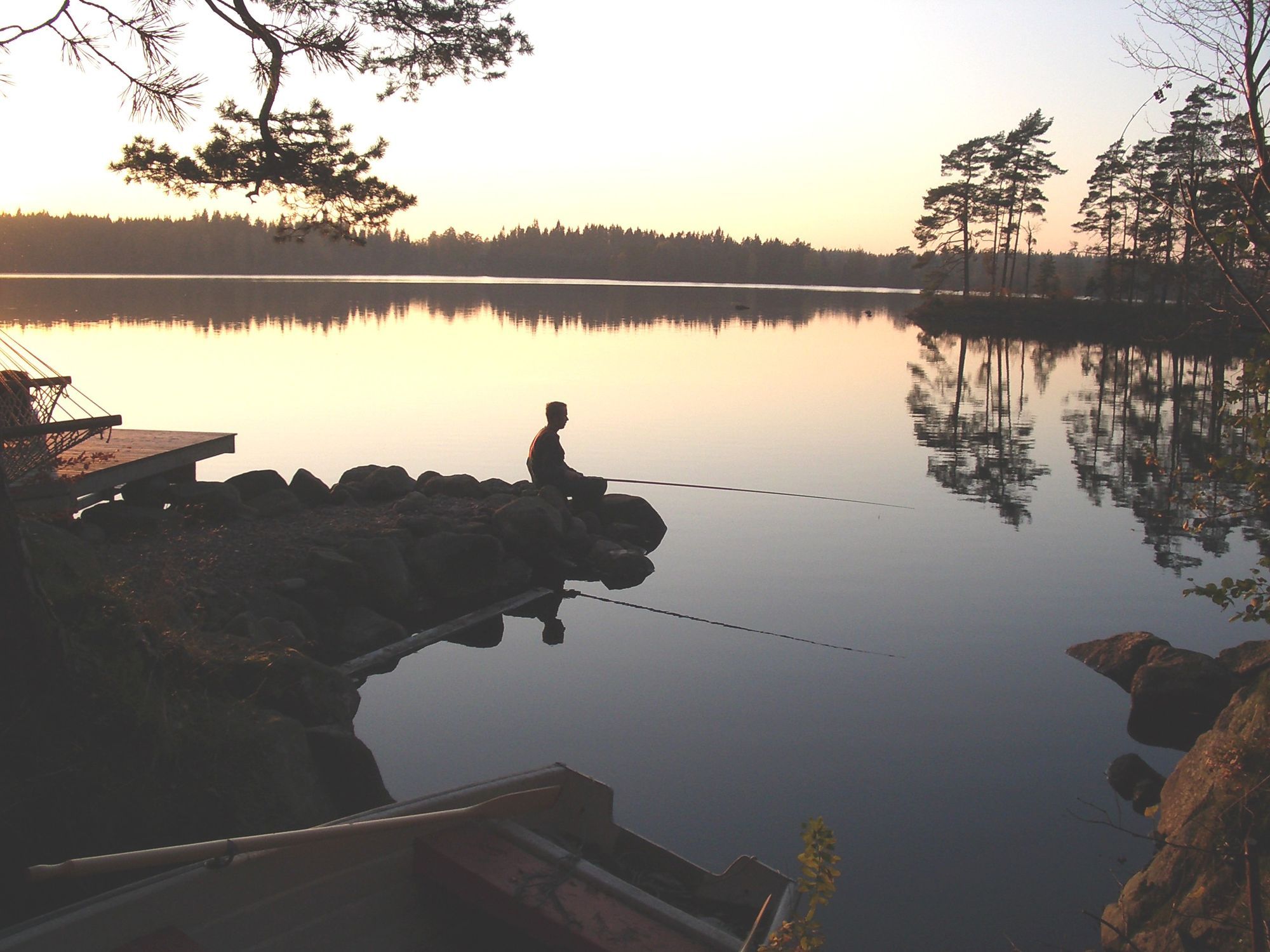 Hus vid sjön med brygga och bastu i Småland – bild 21 av 24
