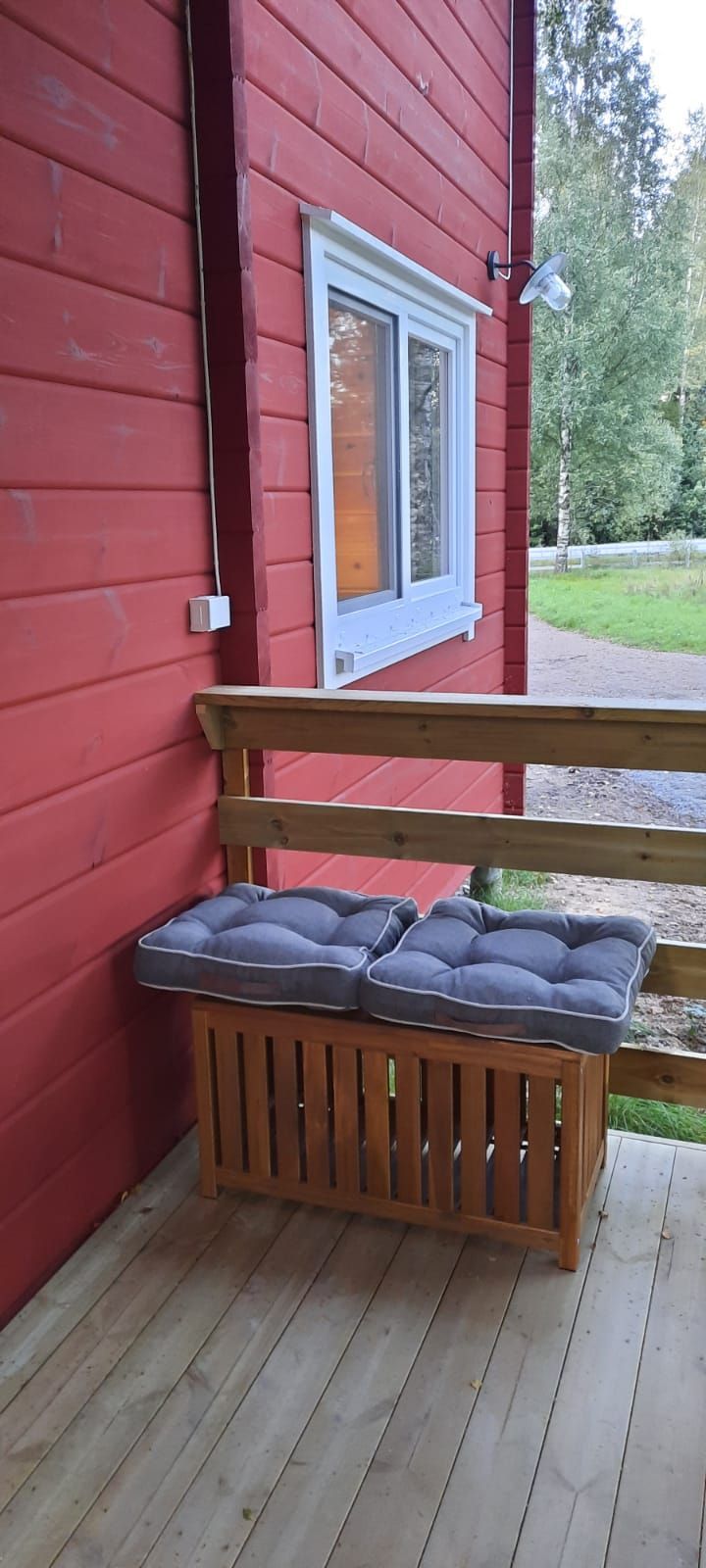 Bekvämt trähus vid skogsbrynet – bild 8 av 24