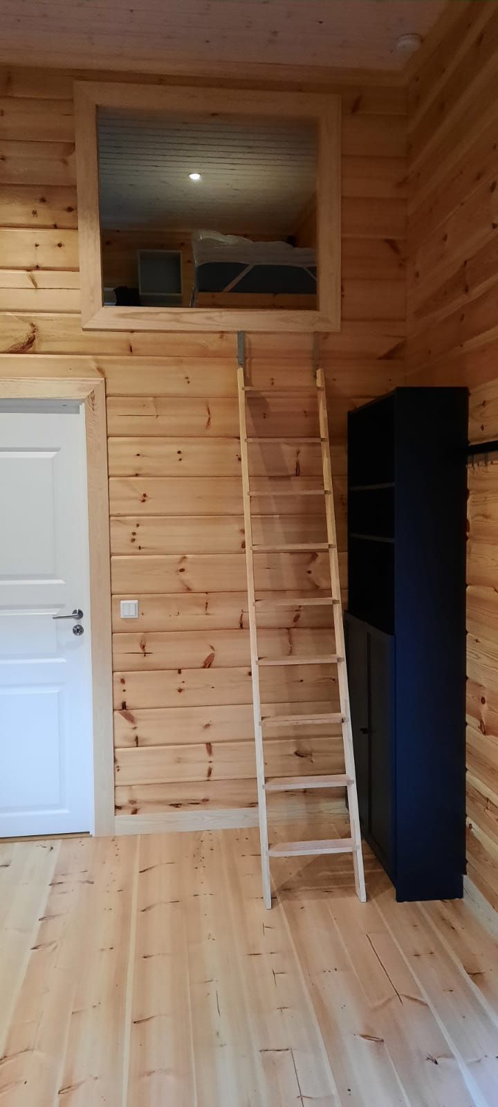 Bekvämt trähus vid skogsbrynet – bild 9 av 24