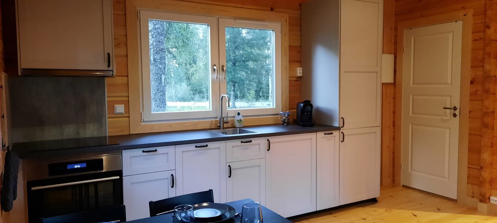 Bekvämt trähus vid skogsbrynet – bild 18 av 24
