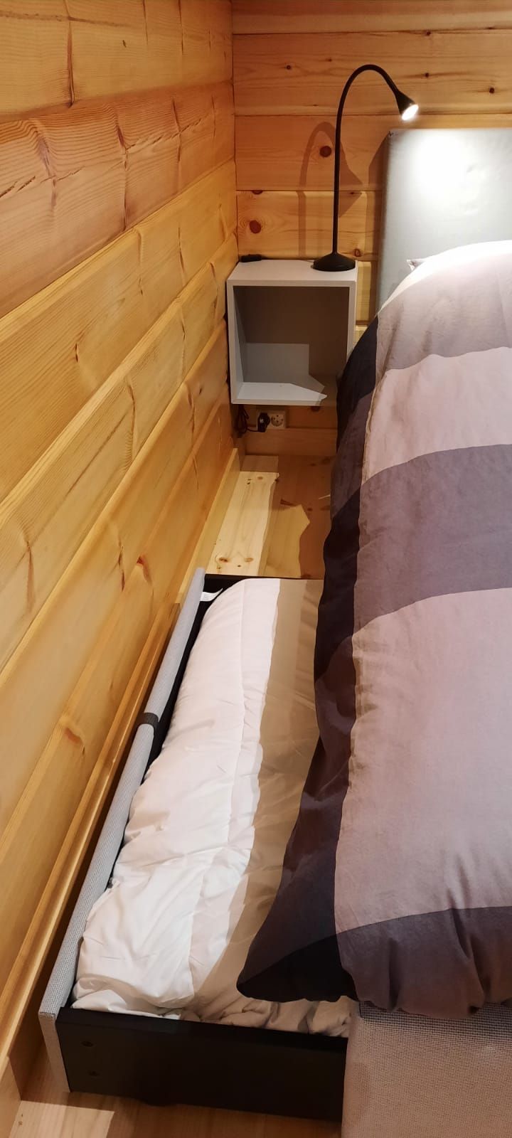 Bekvämt trähus vid skogsbrynet – bild 14 av 24