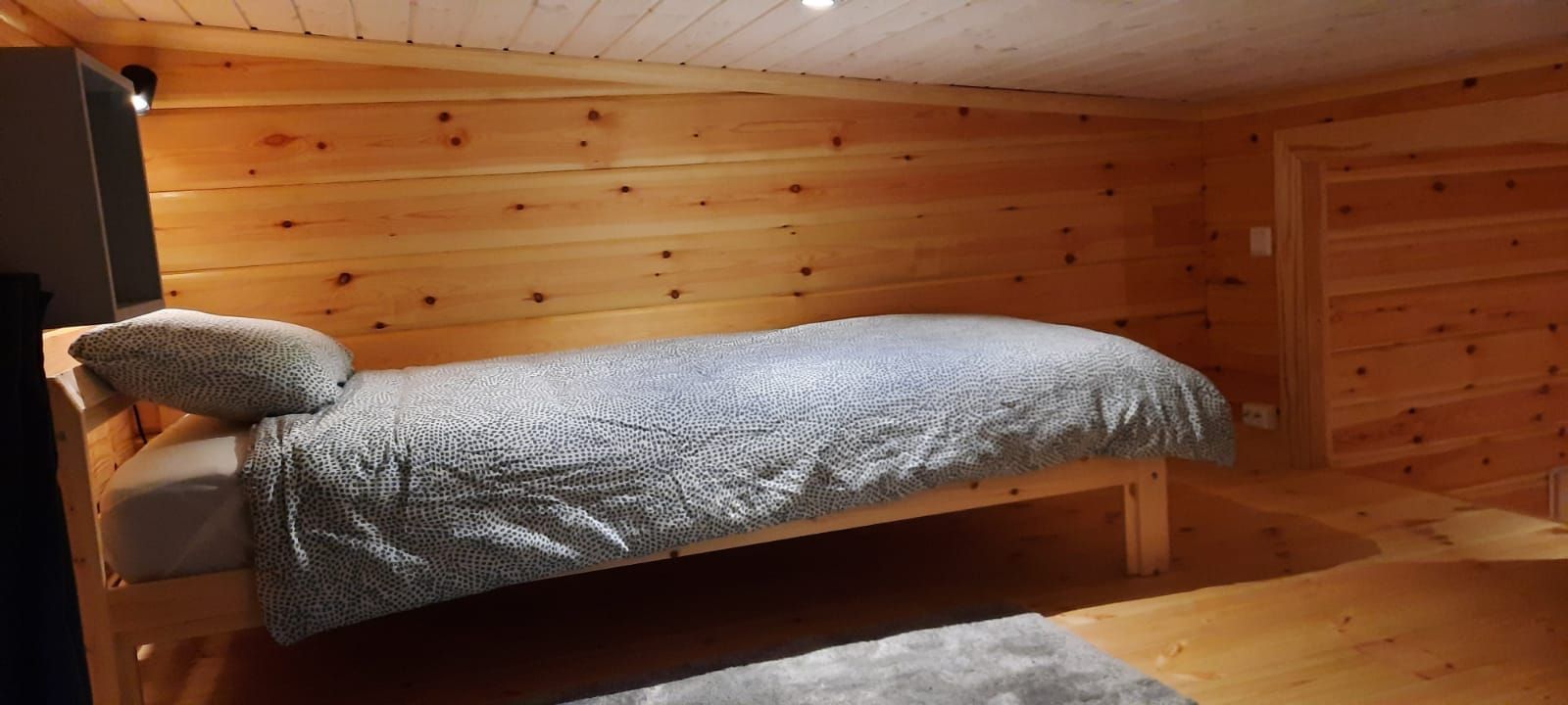 Bekvämt trähus vid skogsbrynet – bild 23 av 24