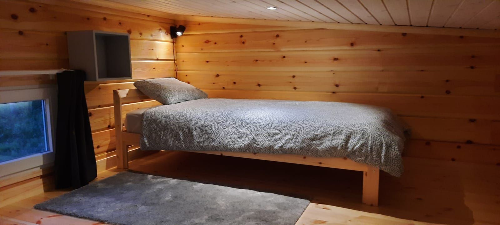 Bekvämt trähus vid skogsbrynet – bild 22 av 24