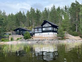 Unik timmerstuga vid Vänerns strand