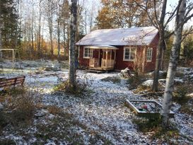 Trivsam stuga nära havsvik och insjö