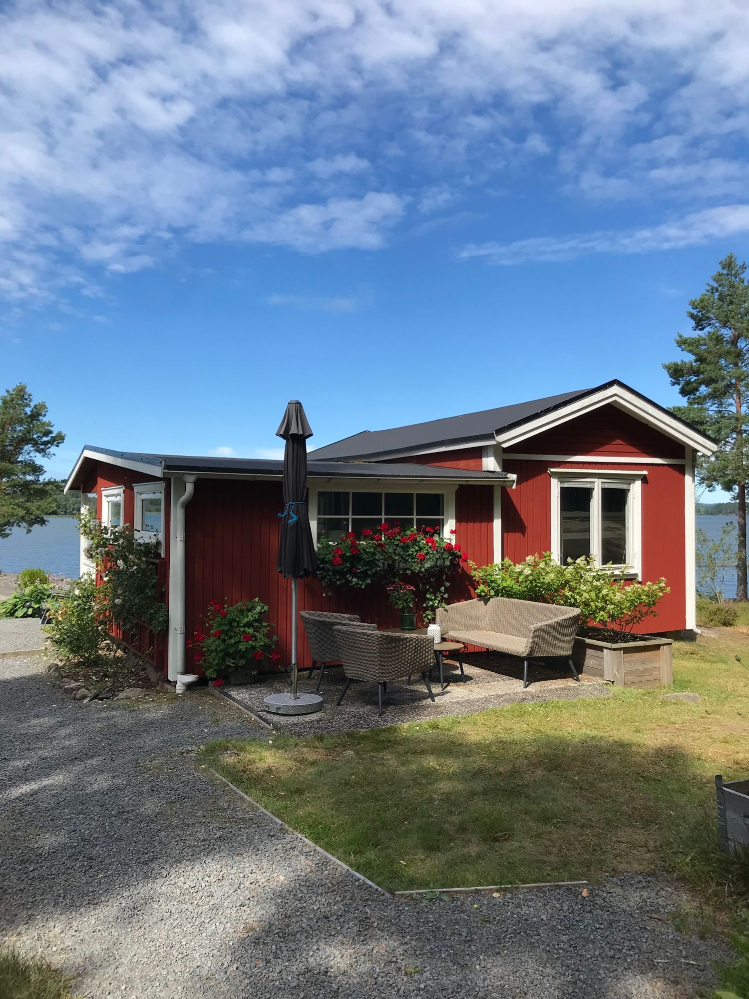 Sommaridyll vid sjö – bild 2 av 24