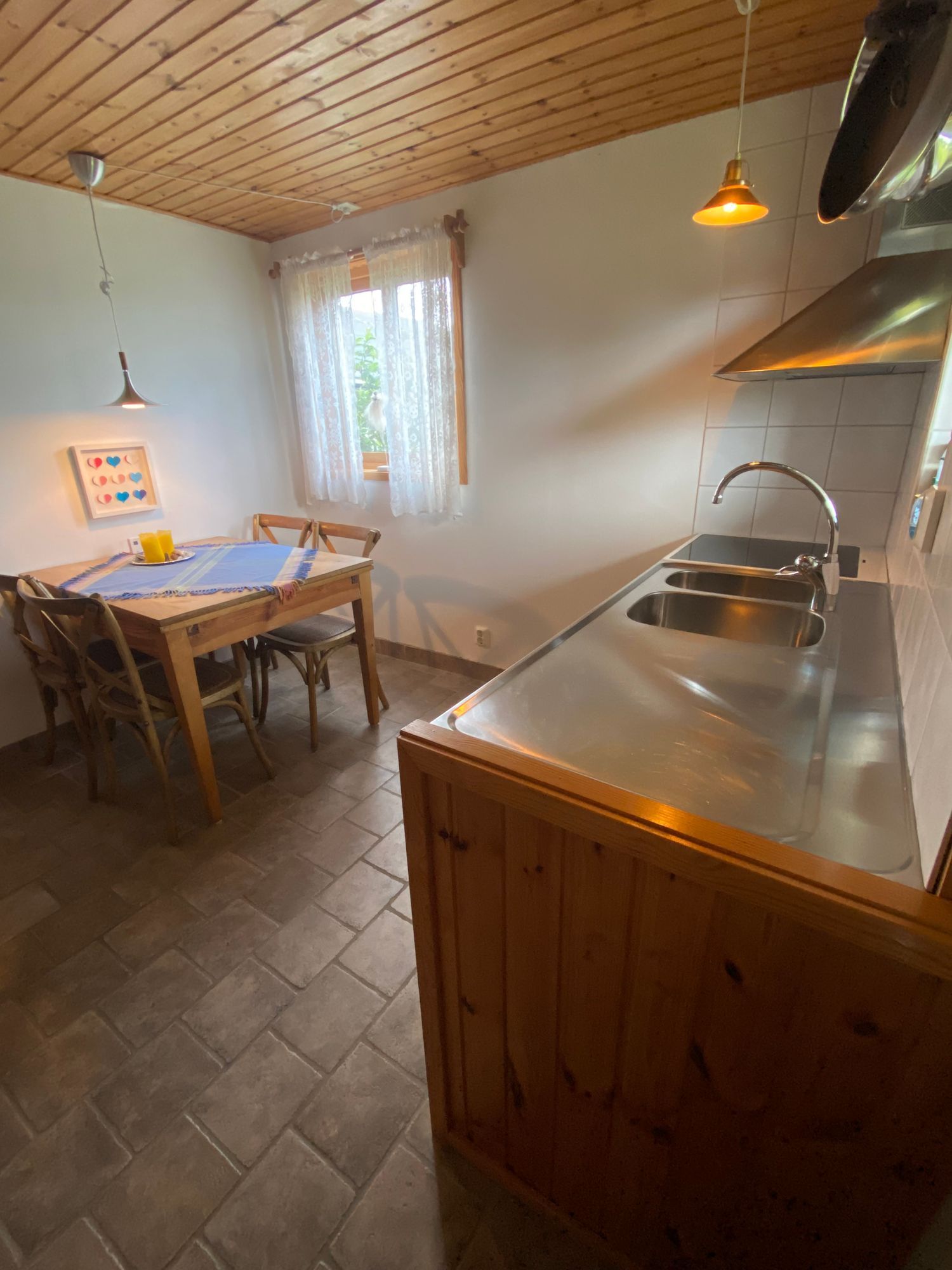 Del i charmigt gårdshus intill Östersjön – bild 8 av 18