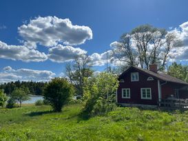 Semesterhus - sjötomt, uteplats och egen brygga