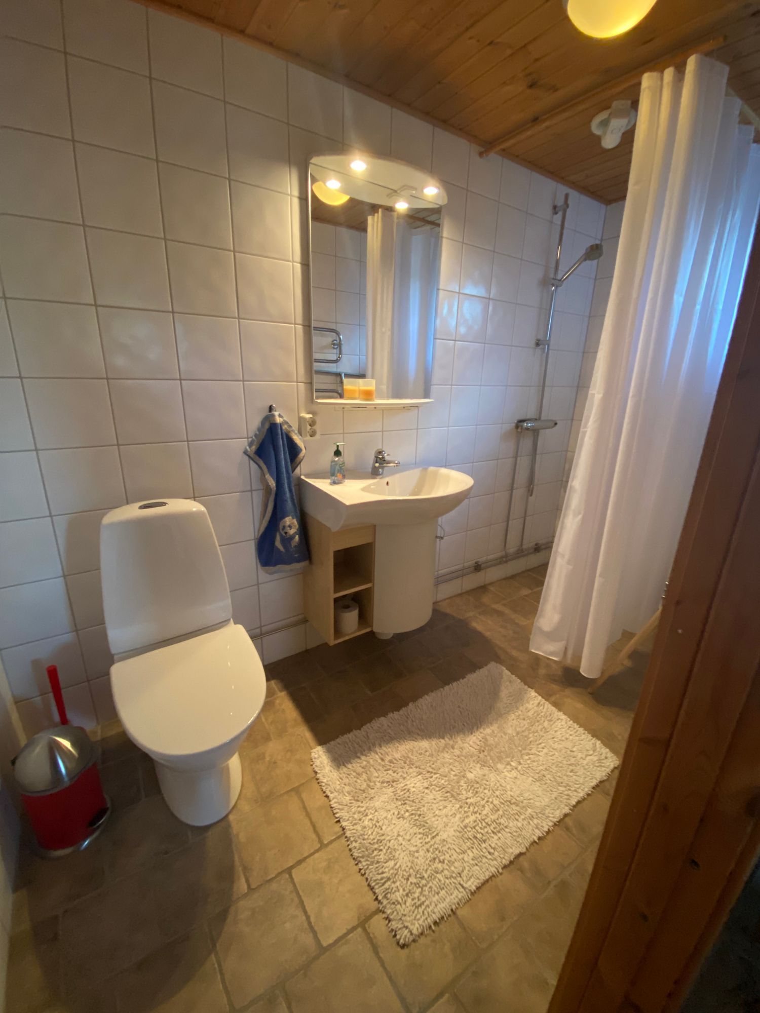 Del i charmigt gårdshus intill Östersjön – bild 10 av 18