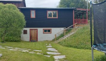 Liten stuga på tomten