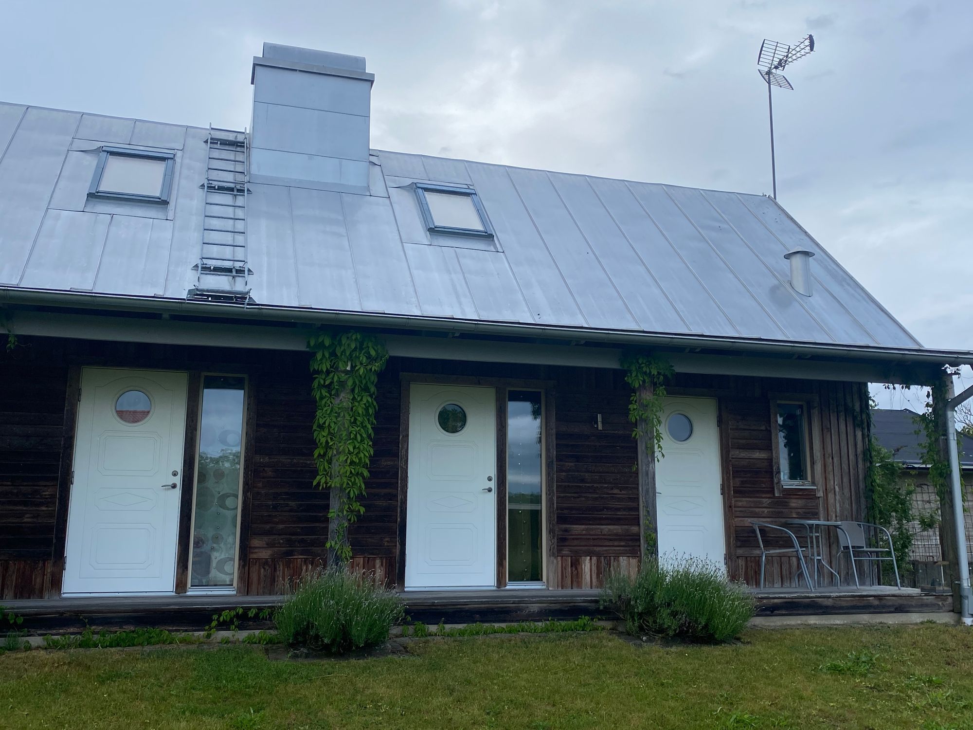 Del i charmigt gårdshus intill Östersjön – bild 4 av 18