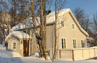 Hemtrevlig stuga i gårdsmiljö