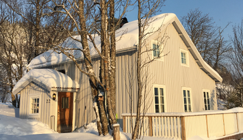 Hemtrevlig stuga i gårdsmiljö