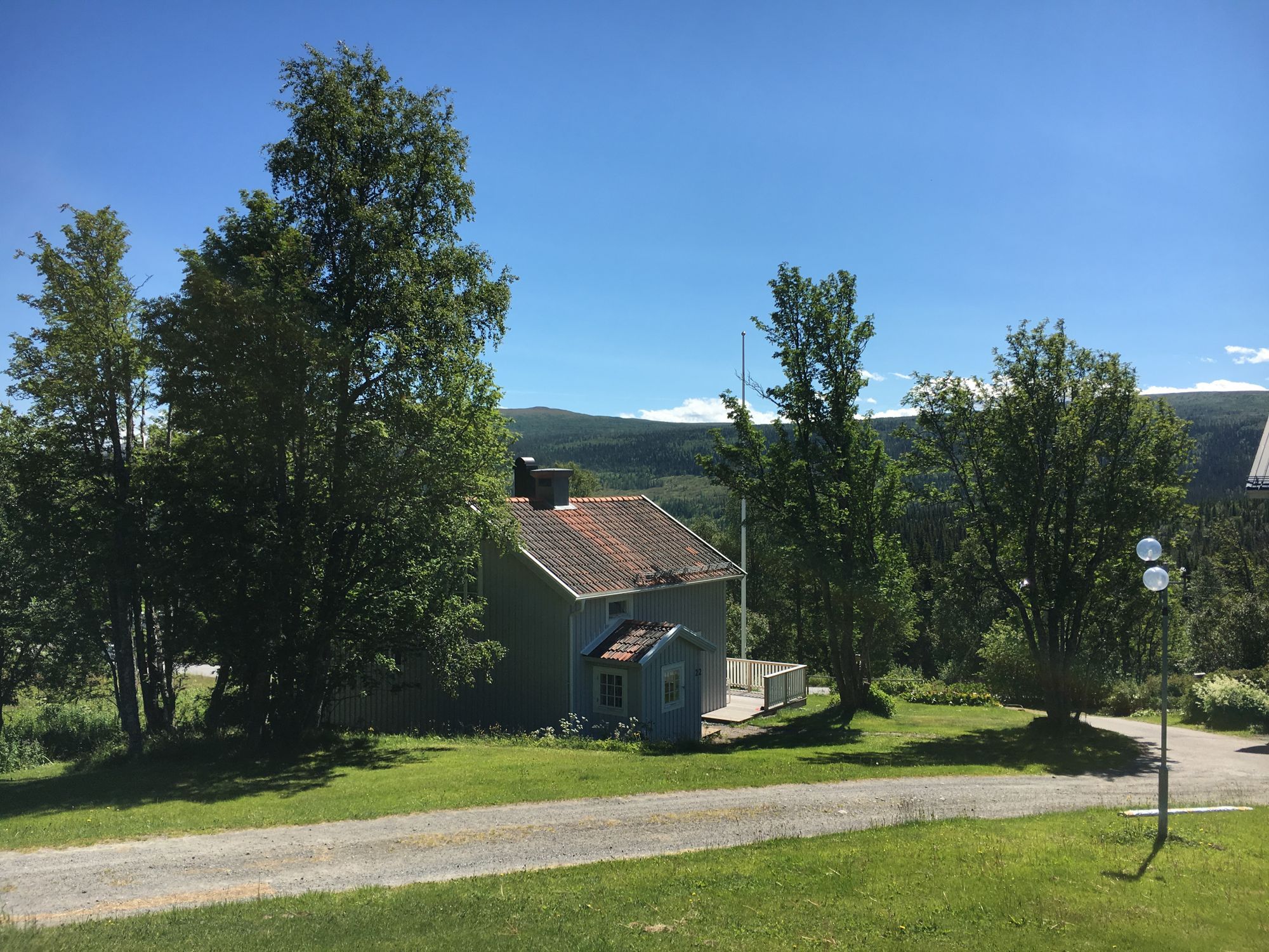 Hemtrevlig stuga i gårdsmiljö – bild 15 av 15