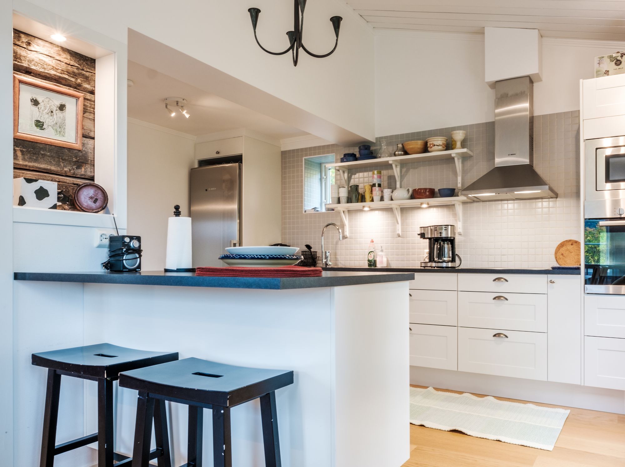 Hemtrevlig stuga i gårdsmiljö – bild 4 av 15