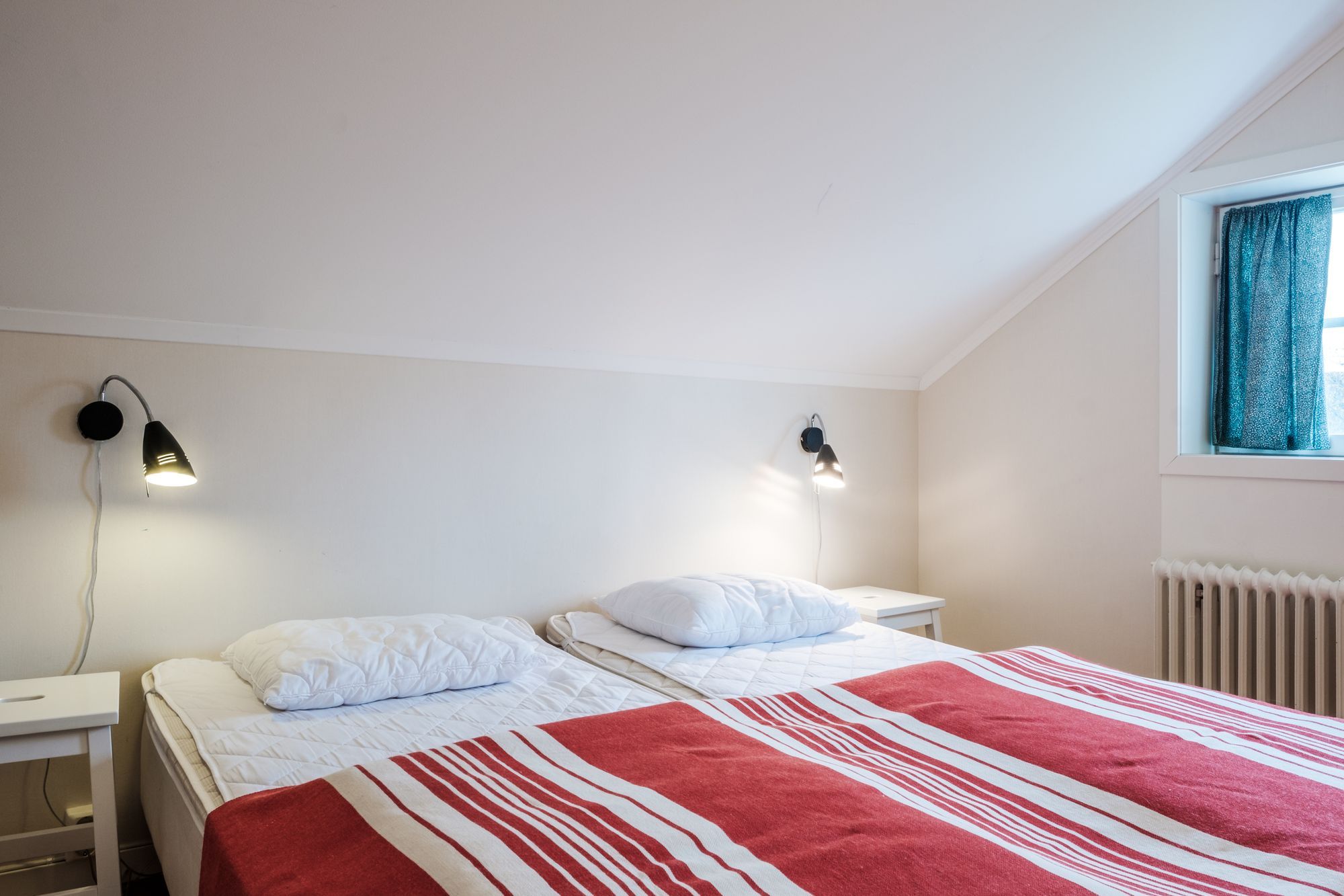 Hemtrevlig stuga i gårdsmiljö – bild 10 av 15