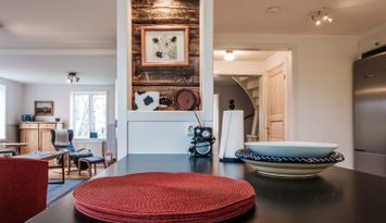 Hemtrevlig stuga i gårdsmiljö