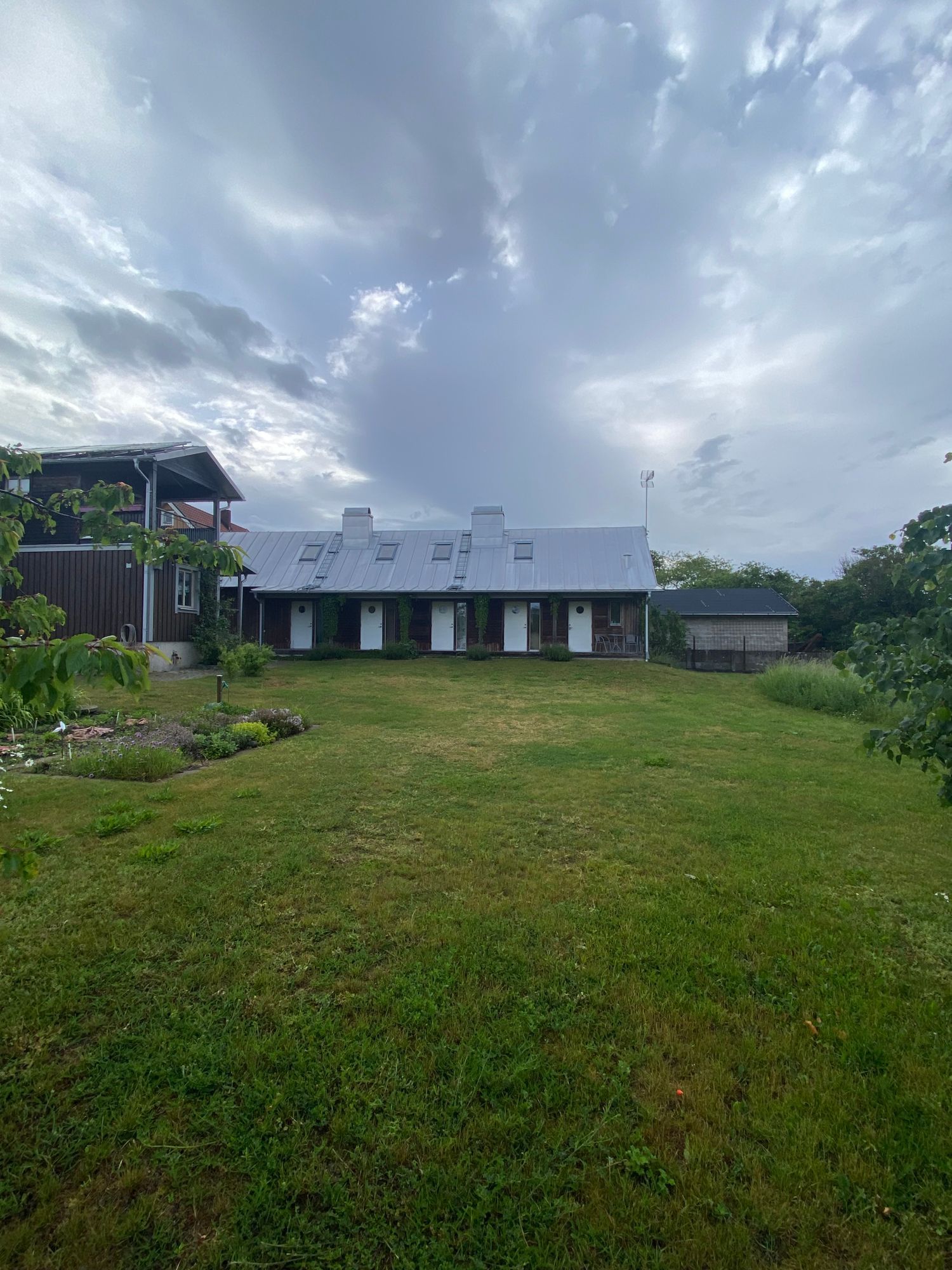 Del i charmigt gårdshus intill Östersjön – bild 5 av 18