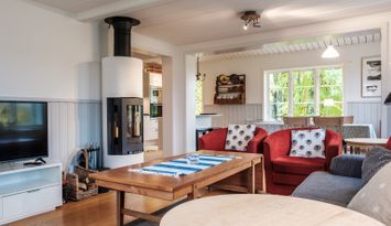 Hemtrevlig stuga i gårdsmiljö