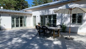 Modernt stenhus i Lummelunda Burge