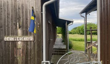 Del i charmigt gårdshus intill Östersjön