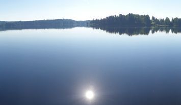 Stuga i Dalarna med panoramautsikt och egen strand
