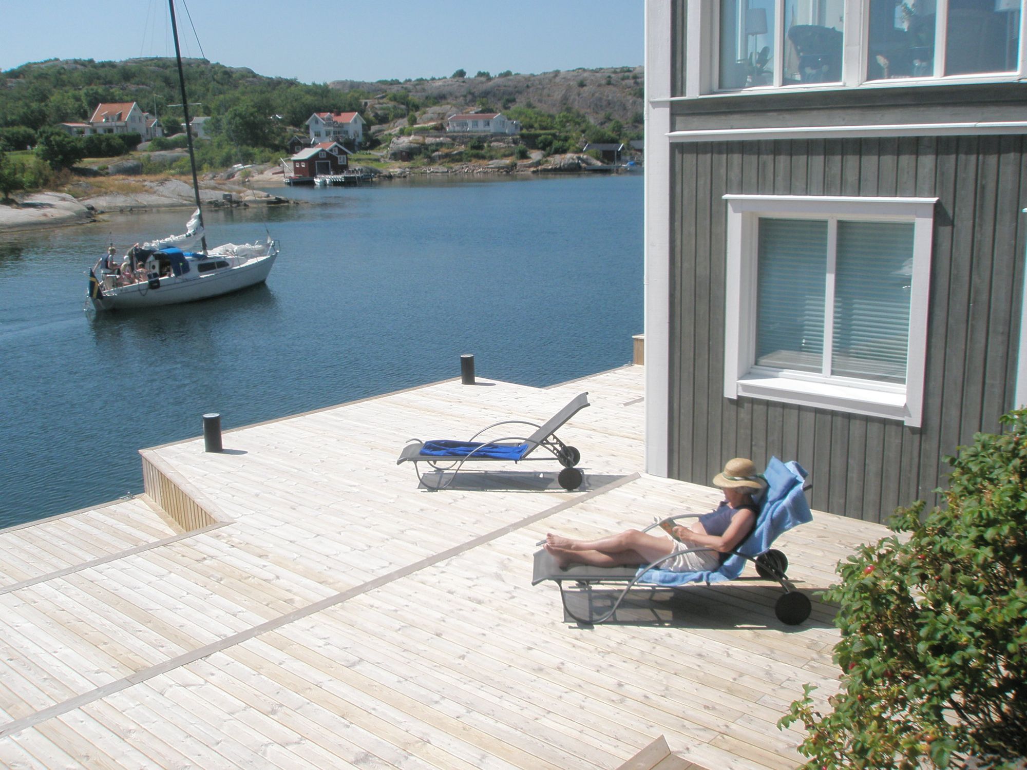 Havet, två meter från - med egen brygga. – bild 3 av 20