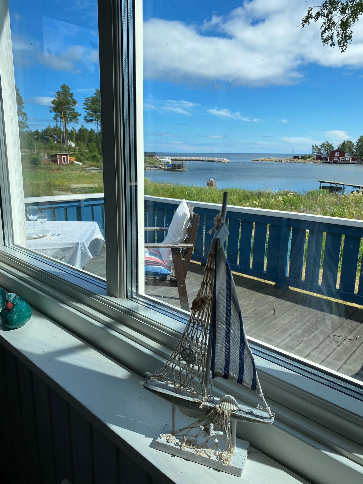 Stuga med fantastiskt läge vid havet i Stocka – bild 2 av 14