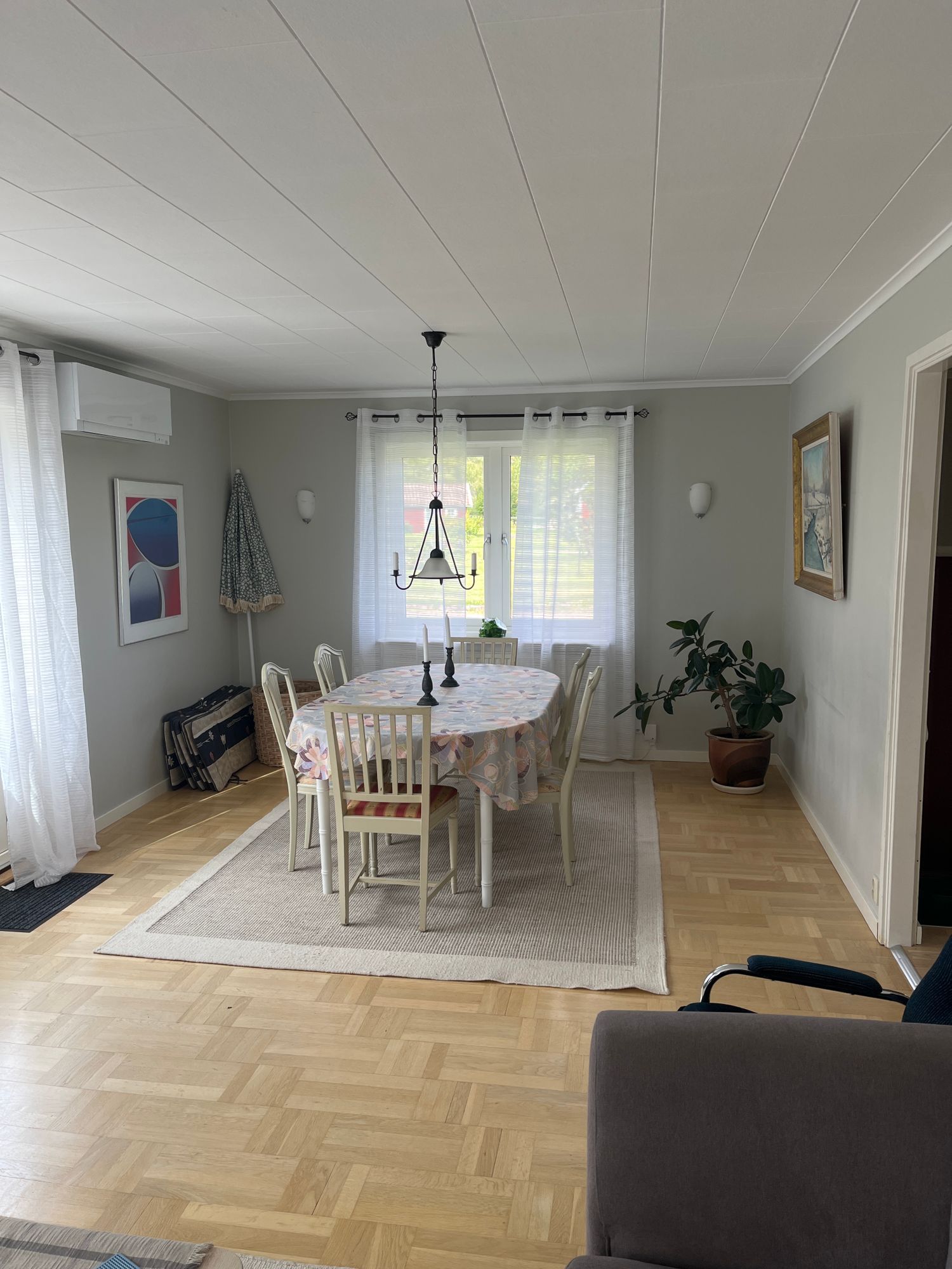 Rymligt hus på landet bredvid damm med egen brygga – bild 20 av 24