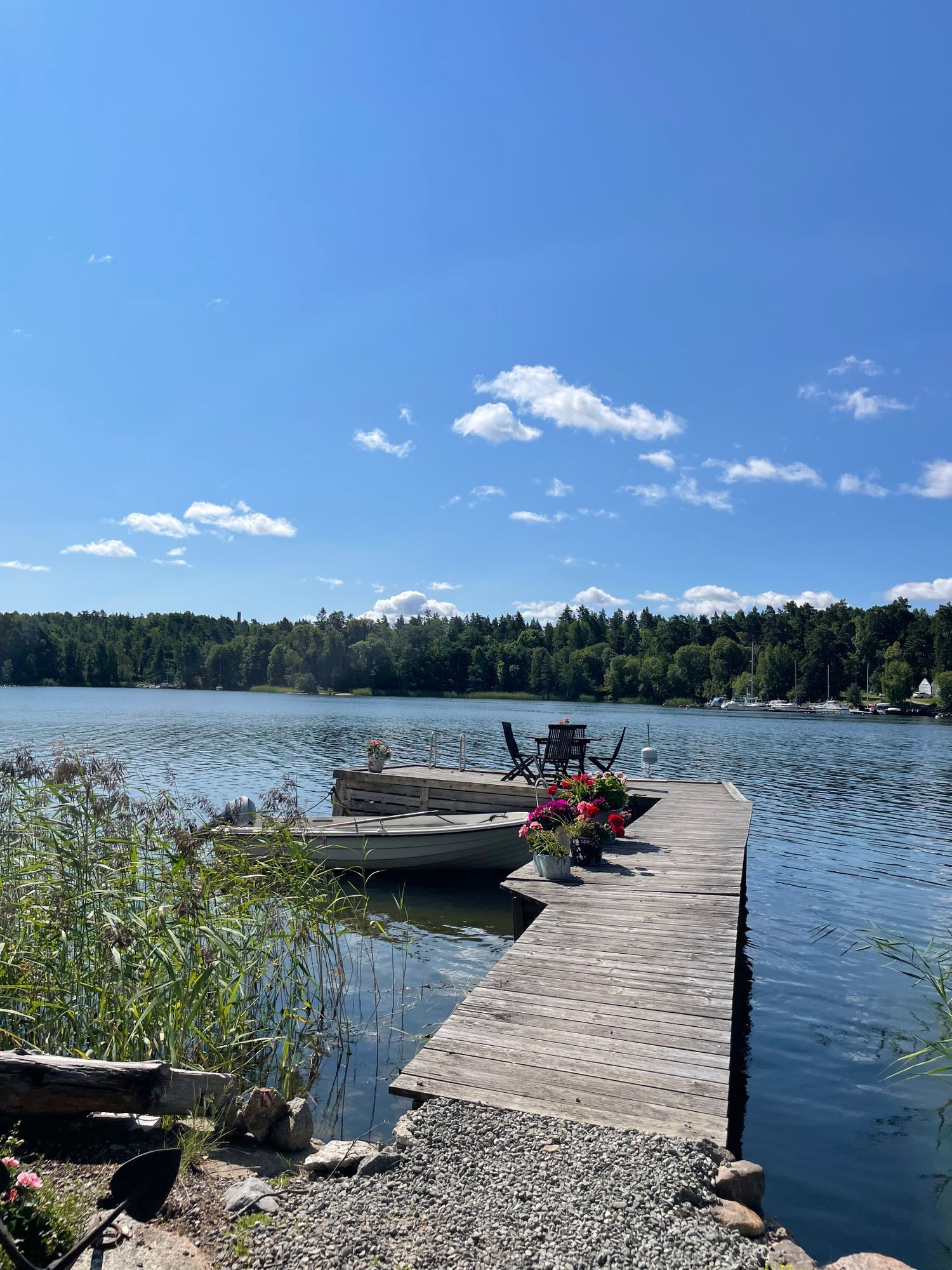Nybyggd villa med sjötomt och egen brygga – bild 2 av 20